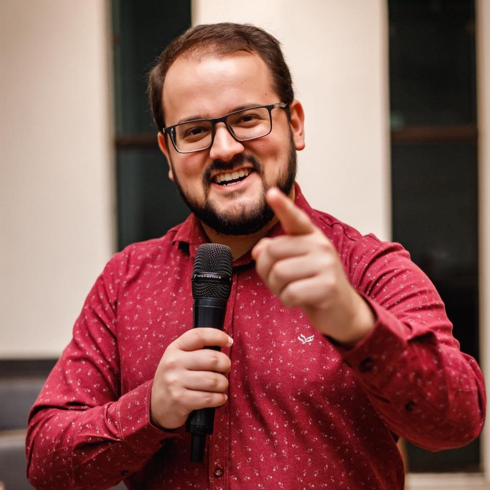 Foto de Yuri Pena no momento em que está pregando